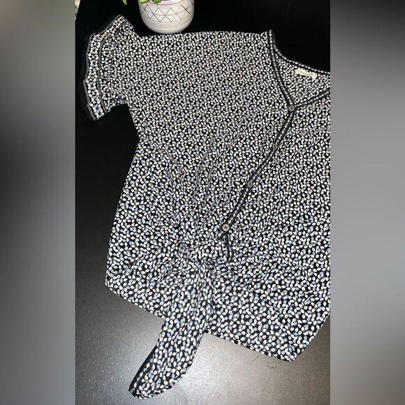 Max Studio button down front knot Blouse with Flowy Sleeves Size Medium EUC - Picture 1 of 6